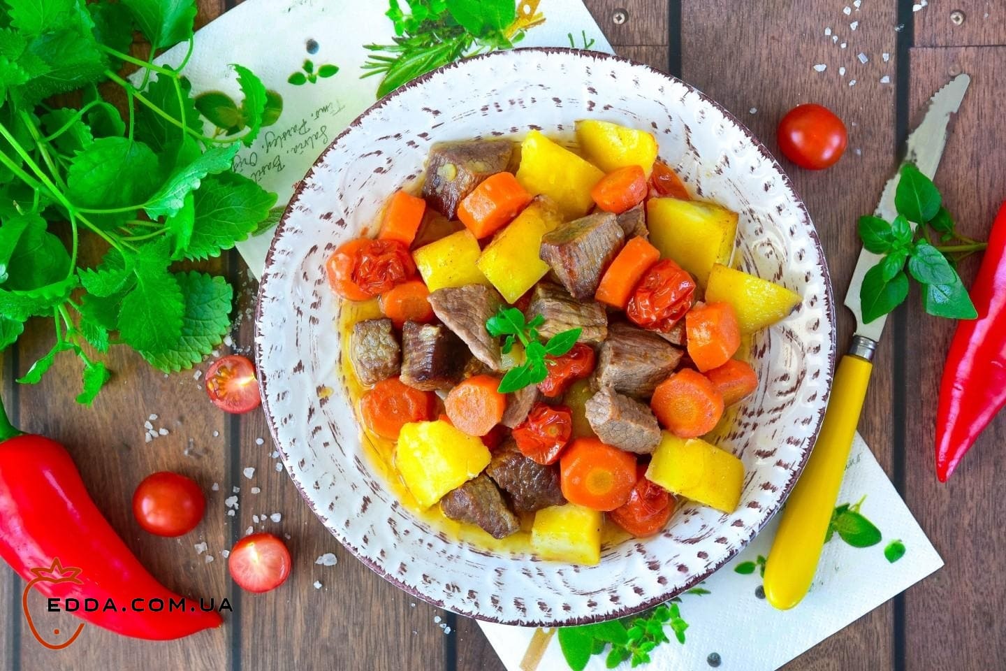 М'ясо тушковане з овочами в духовці