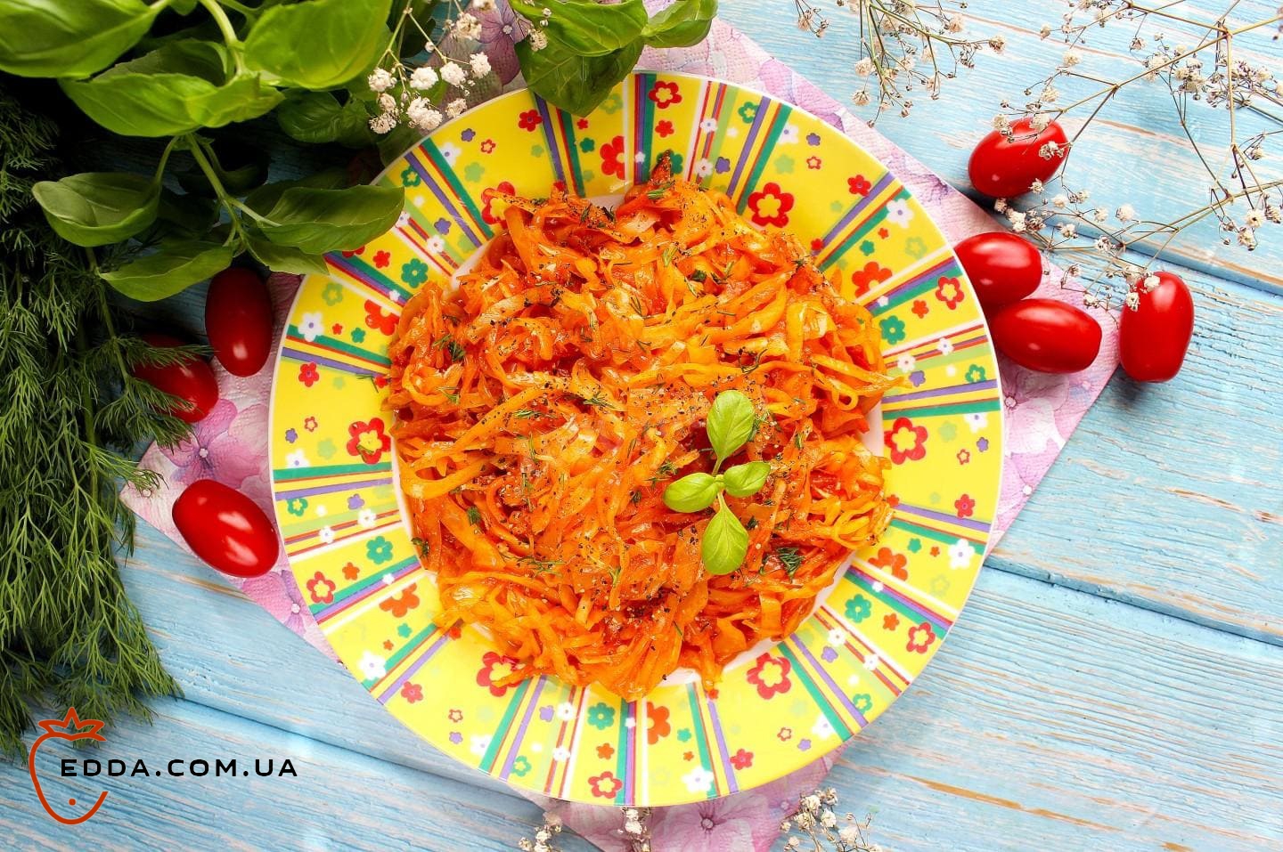 Тушкована капуста в казані на плиті