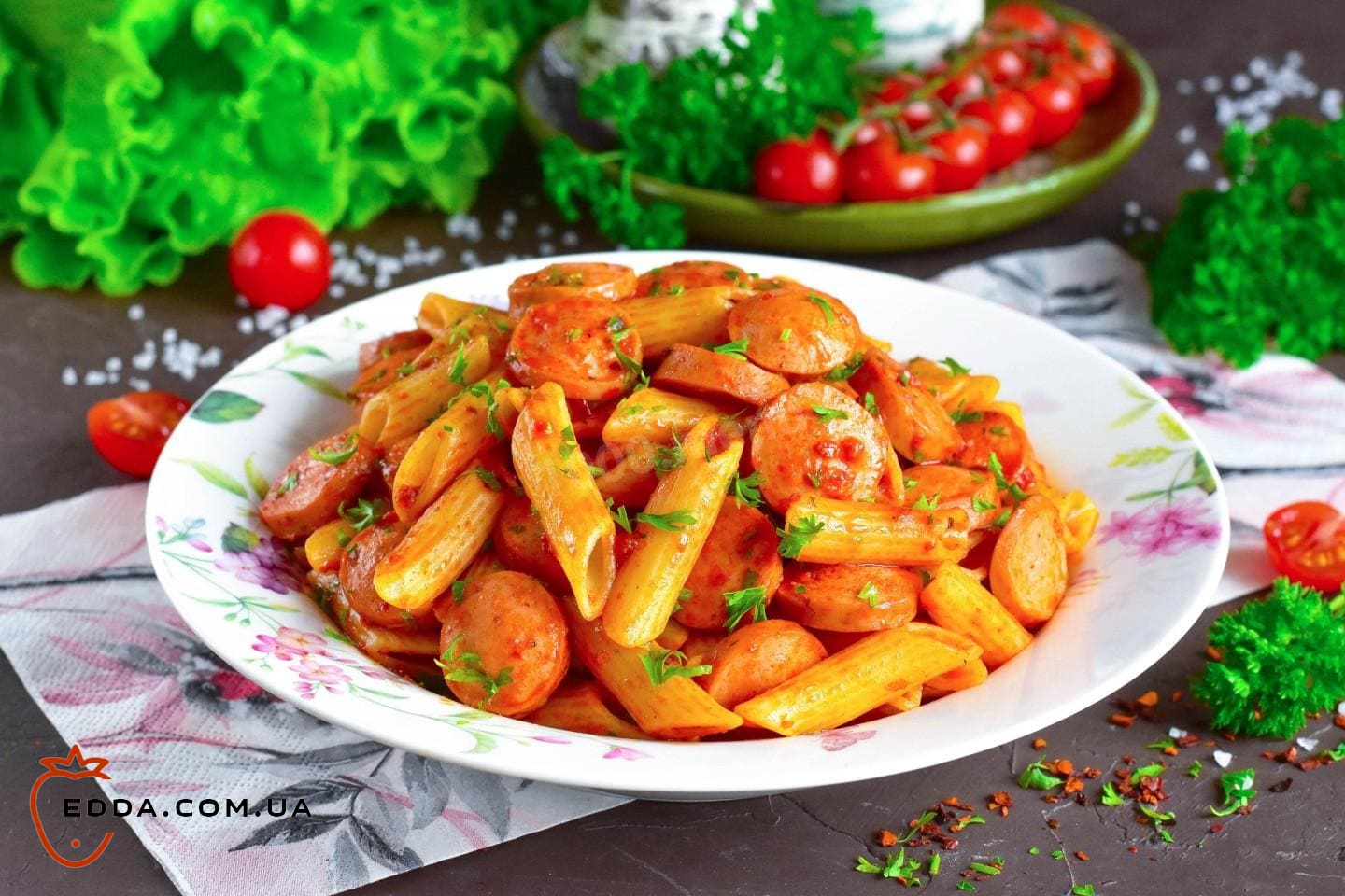 Макарони з сосисками на сковороді