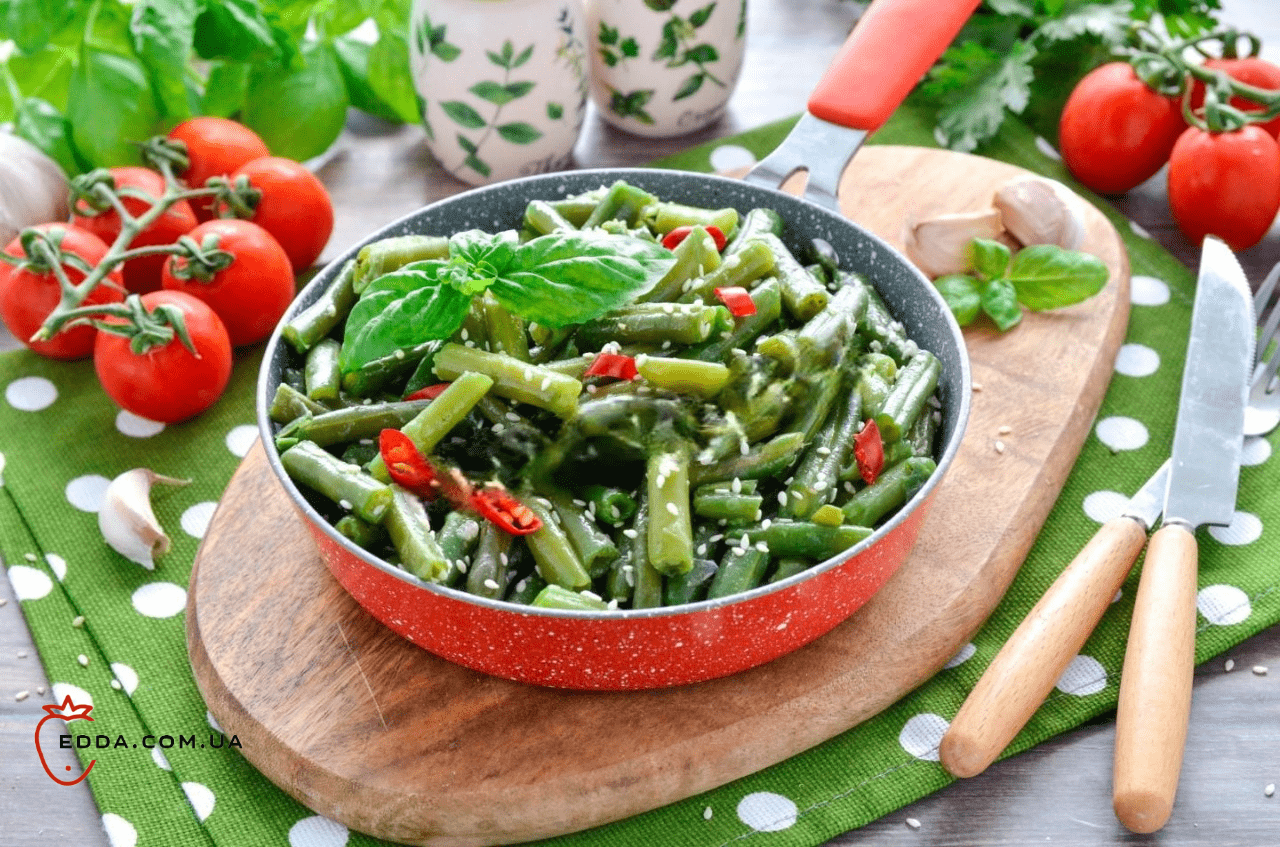 Стручкова квасоля на сковороді з часником