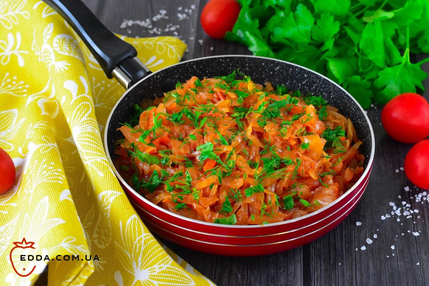 Тушкована квашена капуста на сковороді