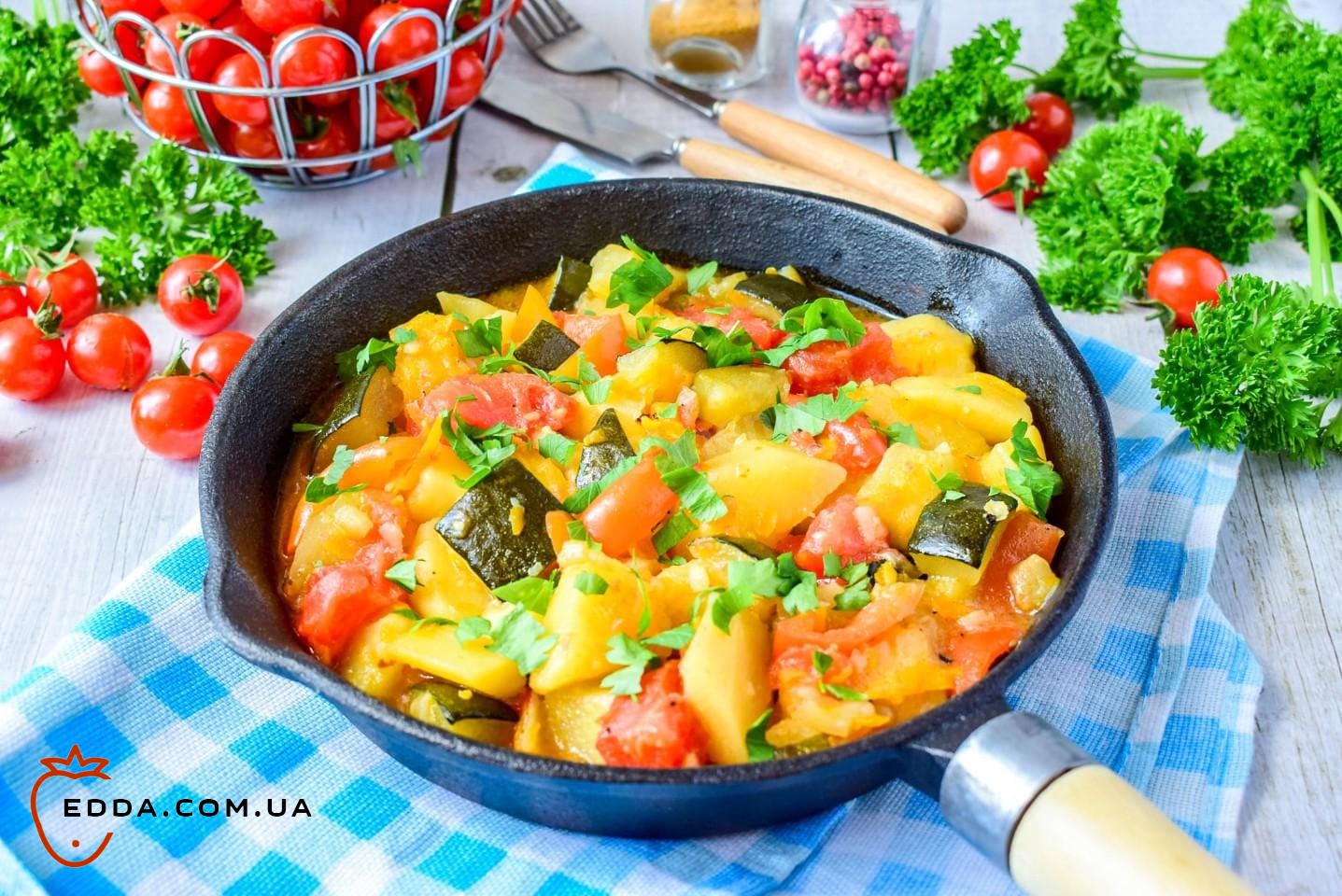 Овочеве рагу на сковороді з картоплею