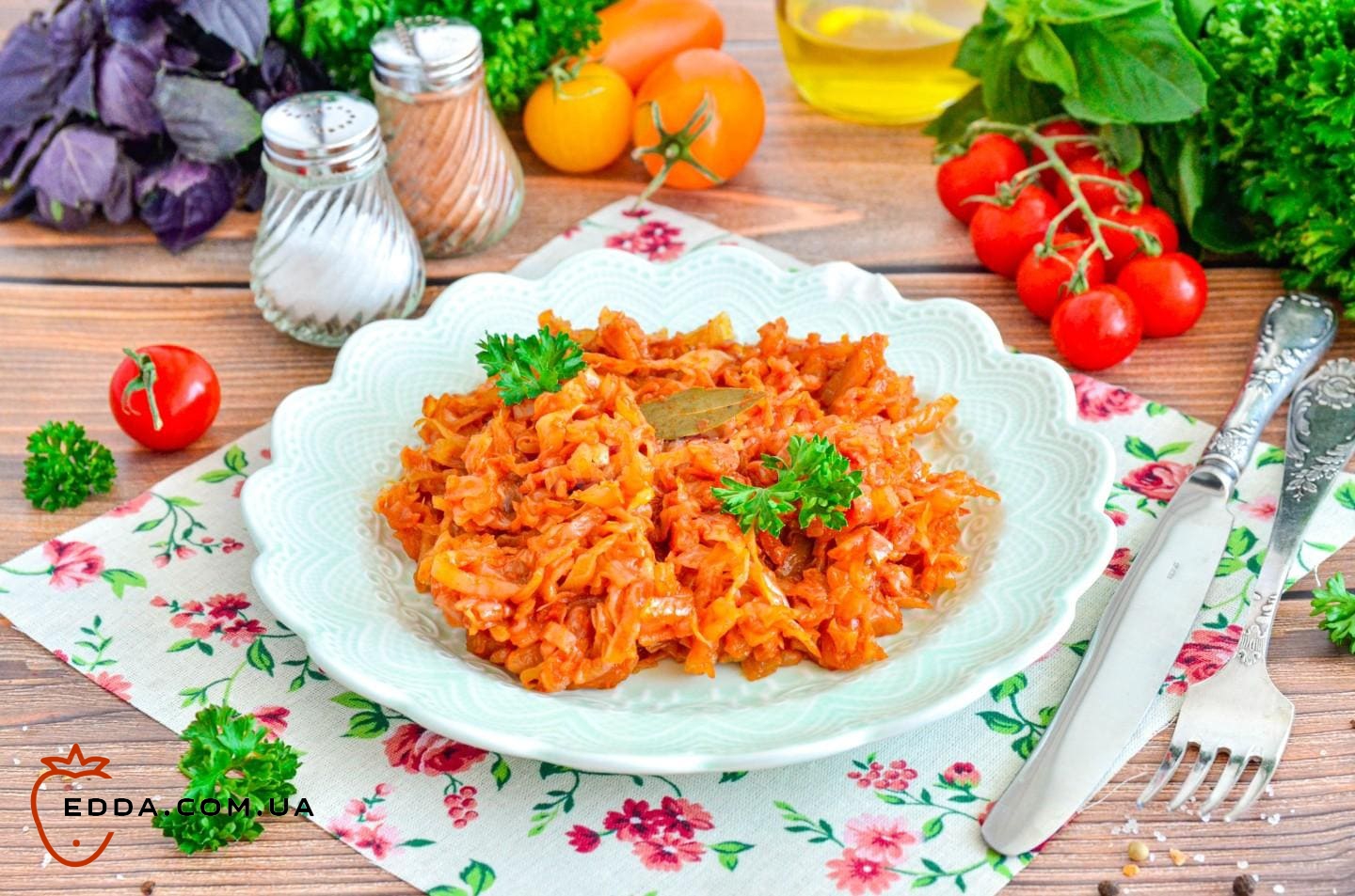 Капуста тушкована на сковороді з томатною пастою