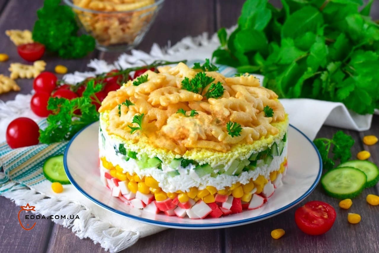 Салат із крабовими паличками, крабовими чіпсами та кукурудзою