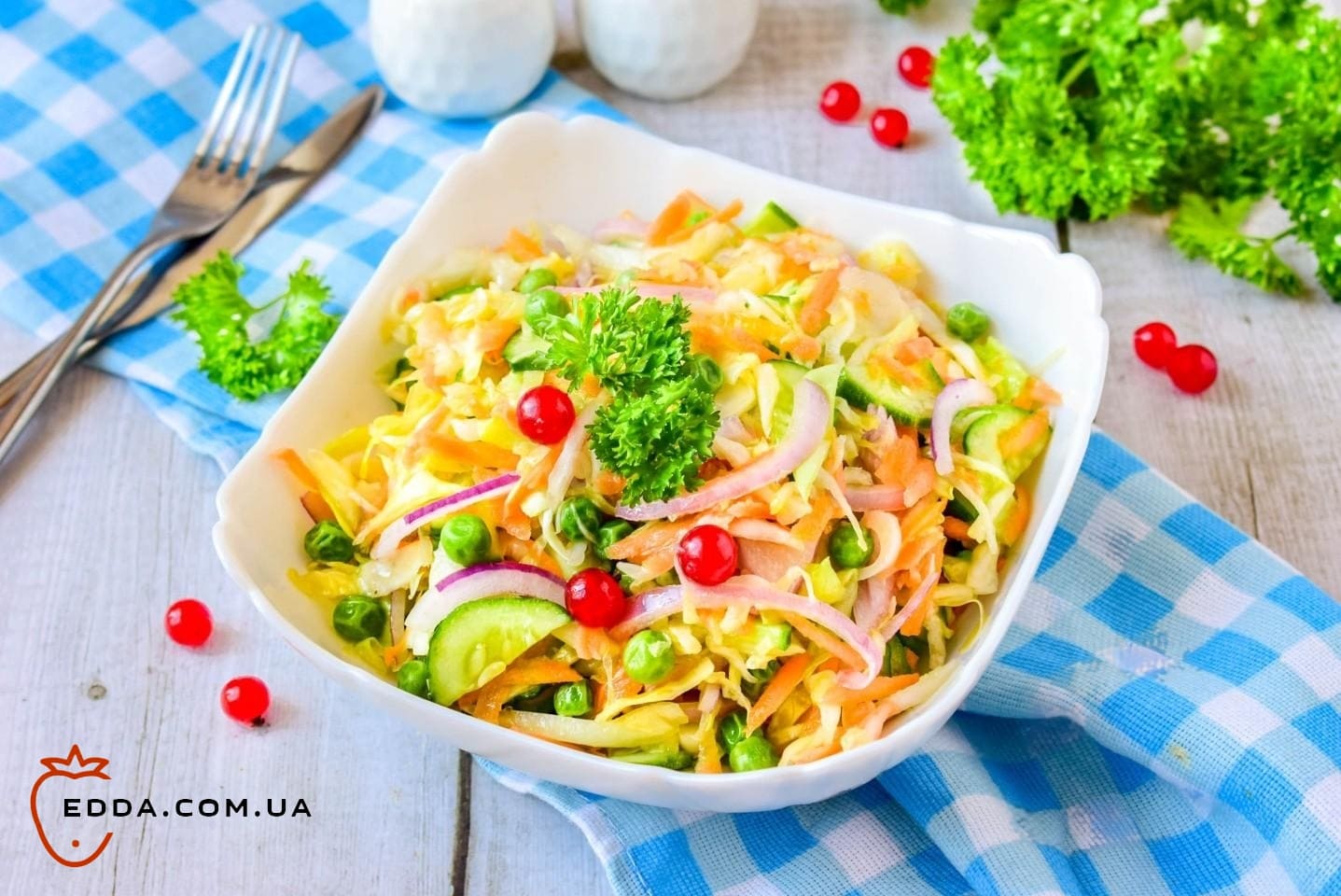 Салат із капусти, горошку та огірків
