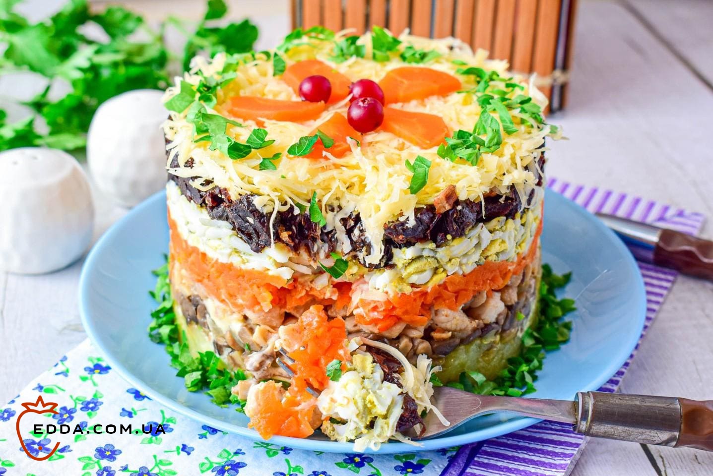 Салат з куркою чорносливом і грибами