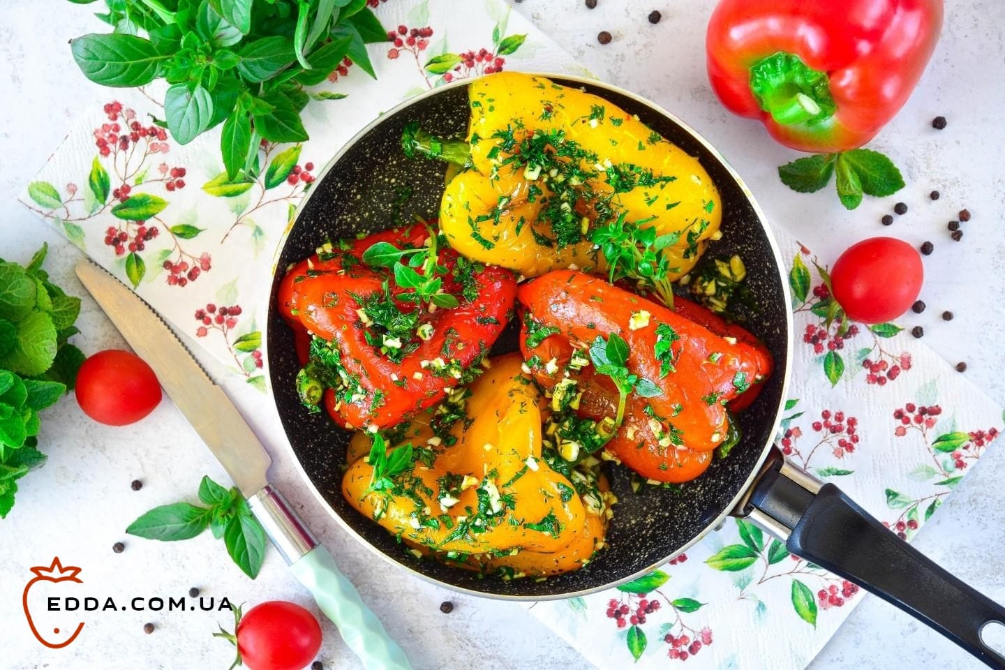 Смажений болгарський перець із часником на сковороді