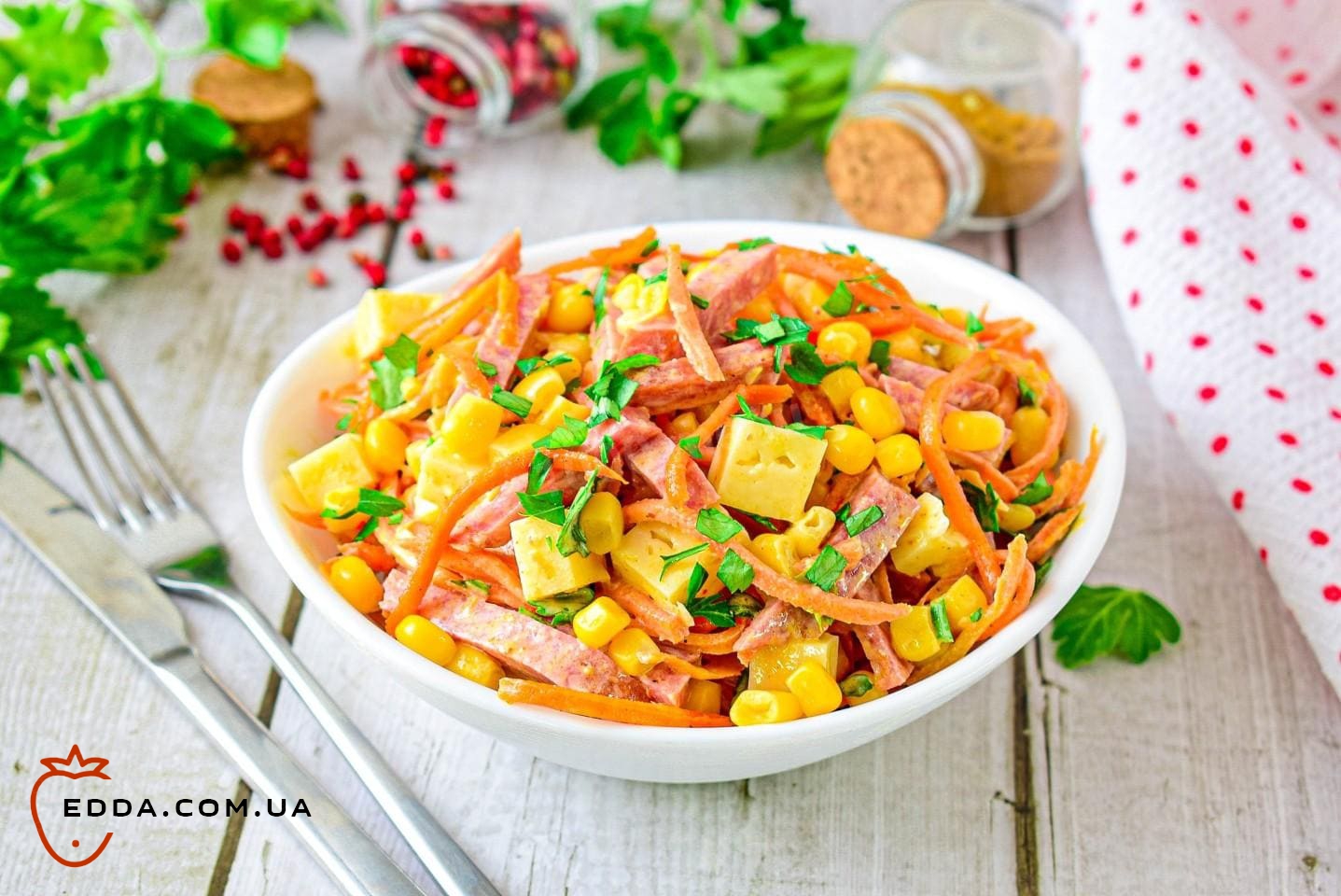 Салат із корейською морквою, кукурудзою та ковбасою