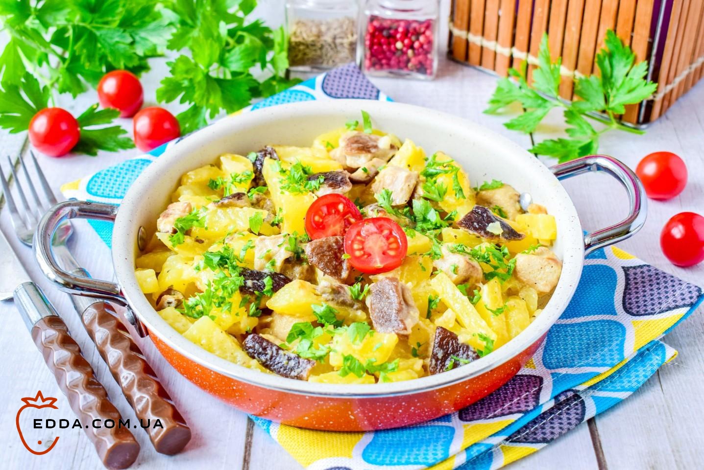 Картопля з грибами на сковороді зі сметаною