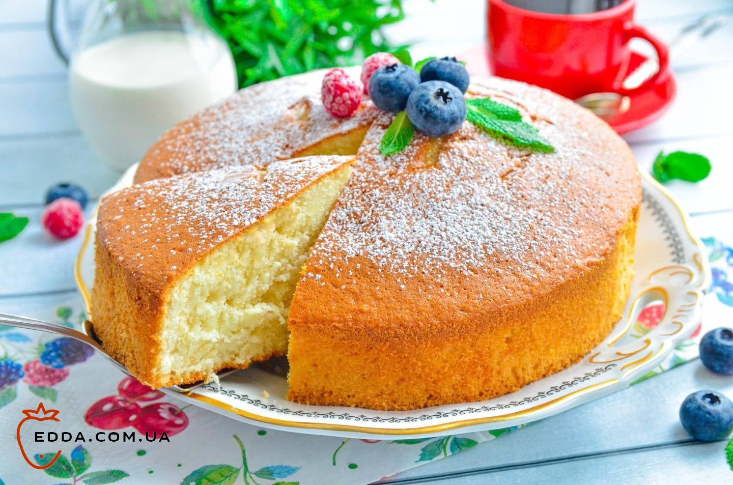 Простий пиріг в духовці на молоці