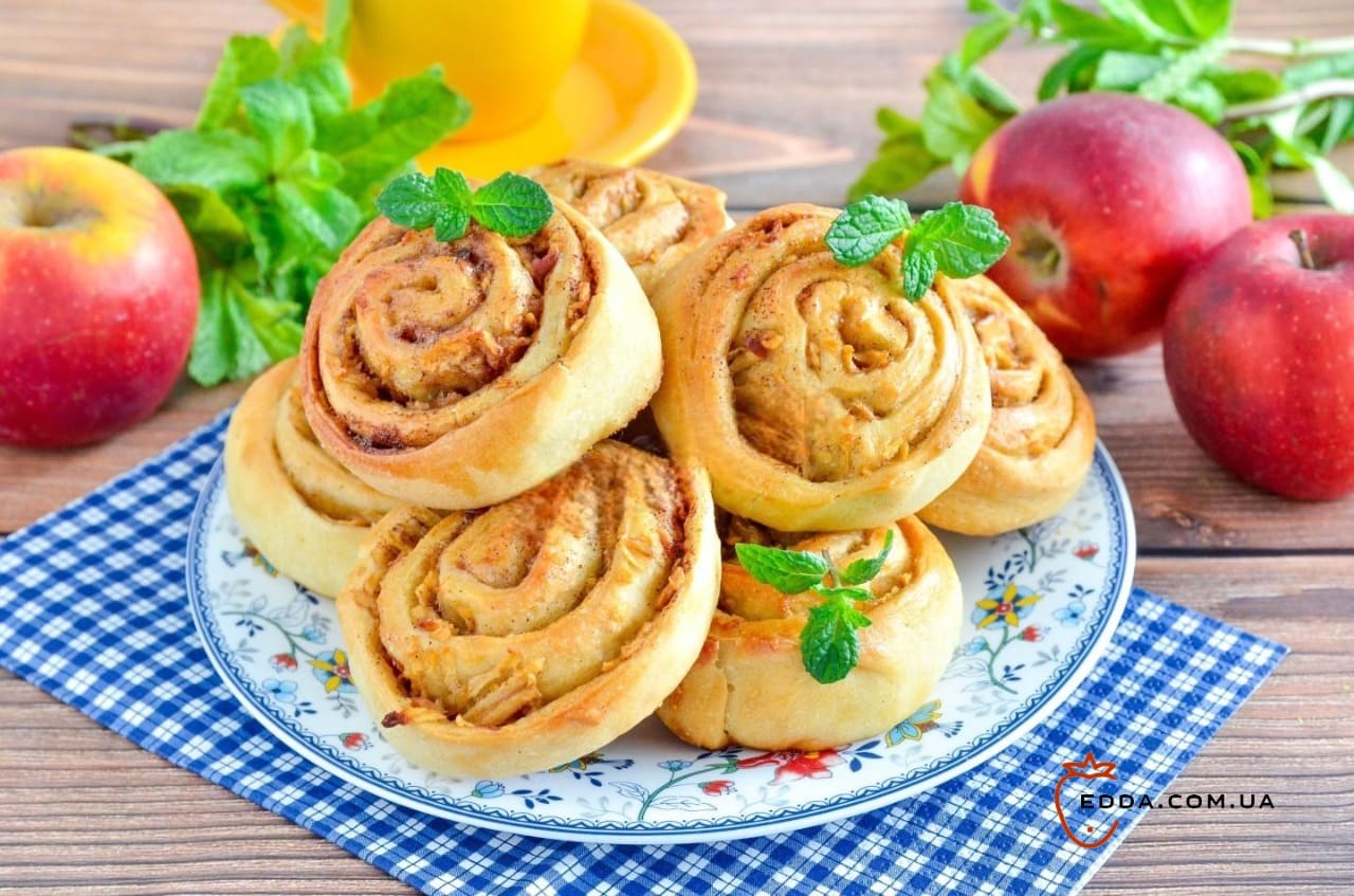 Булочки з яблуком і корицею з дріжджового тіста