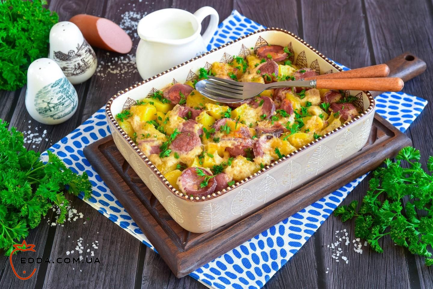 Сардельки в духовці з картоплею та сиром