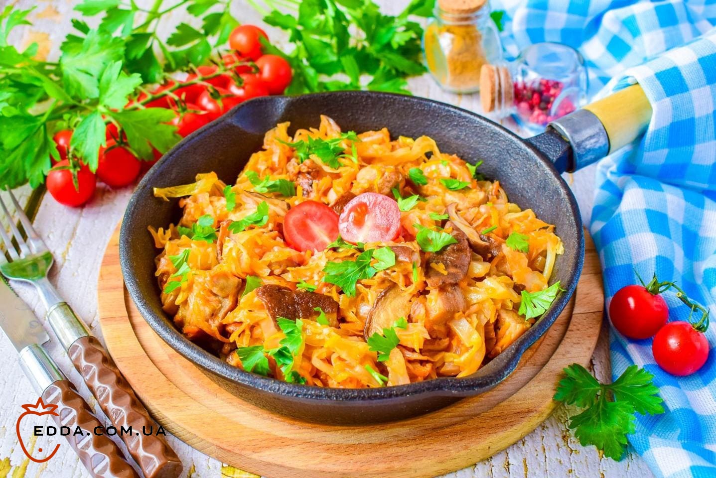 Свіжа тушкована капуста з грибами