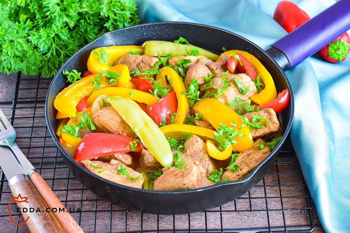 Свинина з болгарським перцем на сковороді