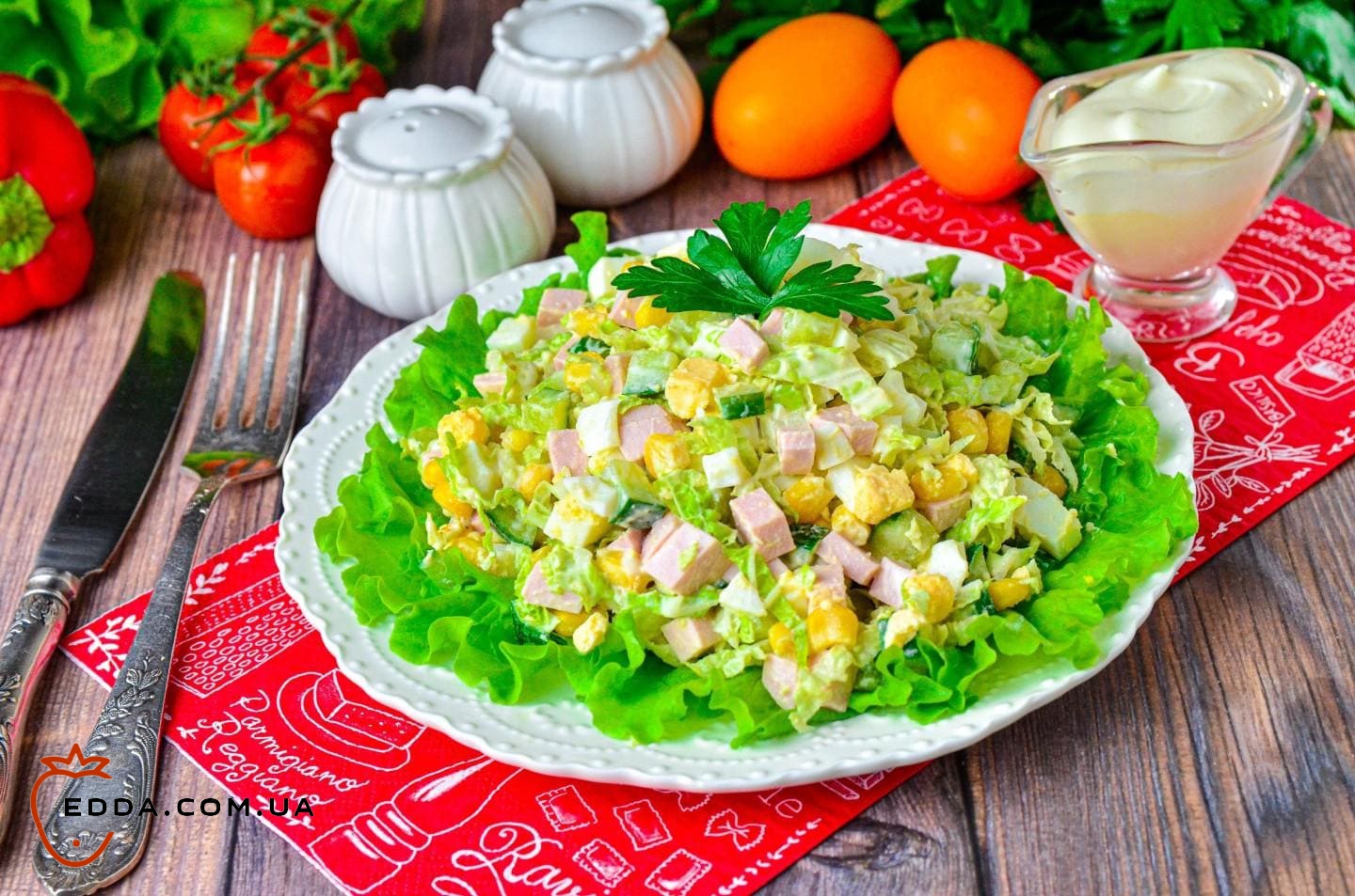 Салат з пекінською капустою, ковбасою, огірком та кукурудзою