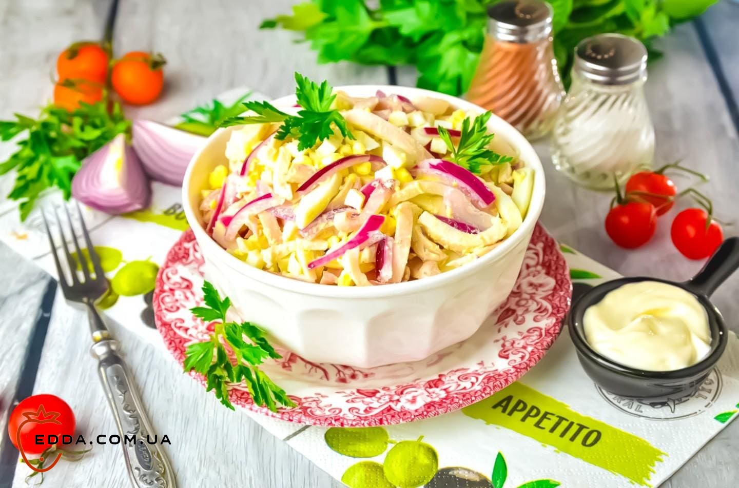 Салат з кальмарами, яйцем і цибулею