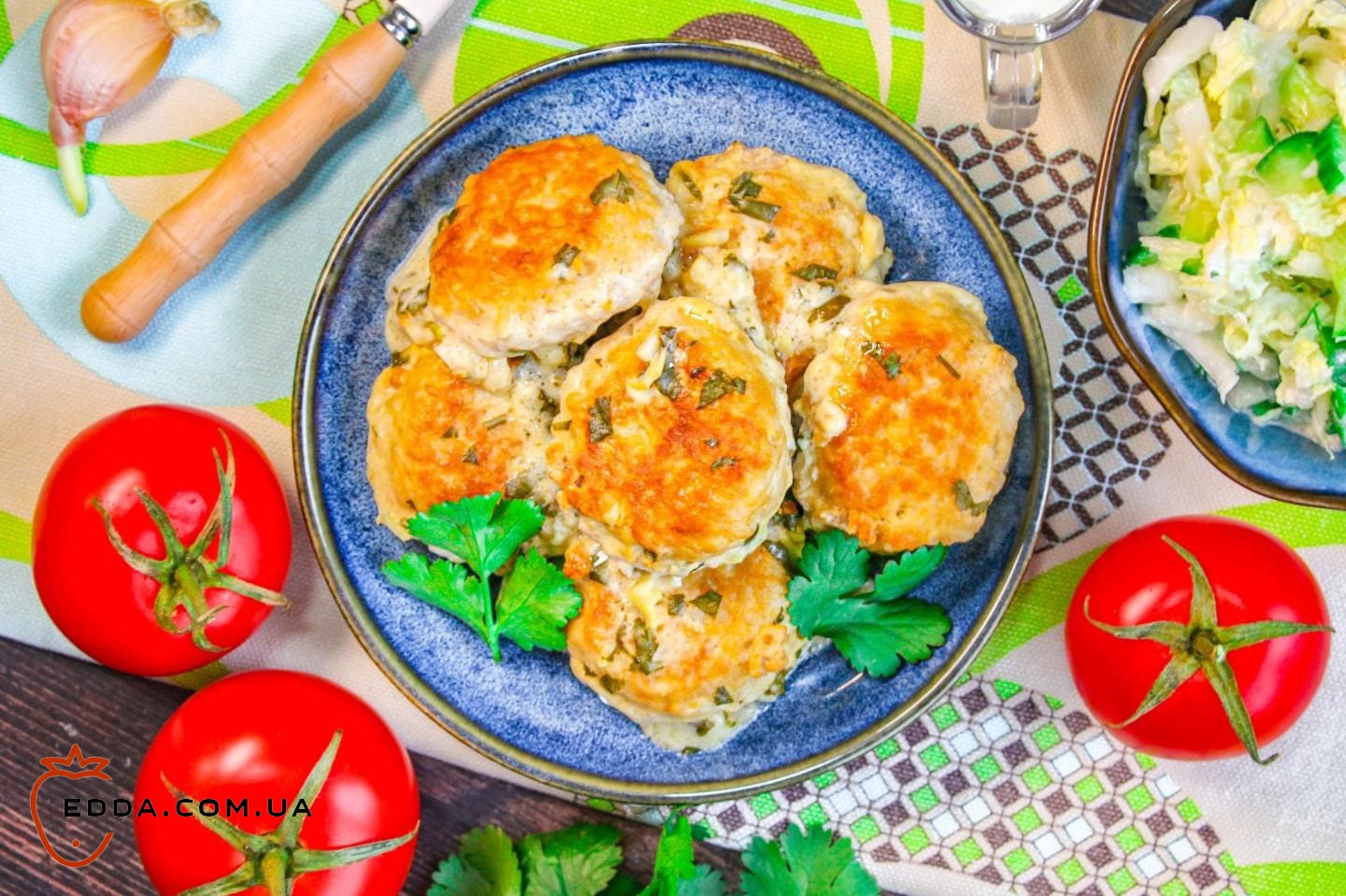 Тефтелі з рисом у сметанному соусі на сковороді