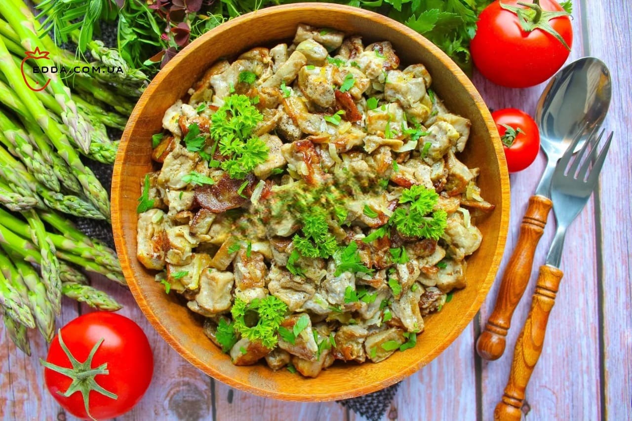 Баклажани з яйцем і цибулею на сковороді