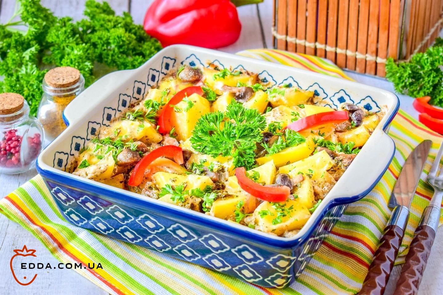 Картопля з грибами в сметані в духовці