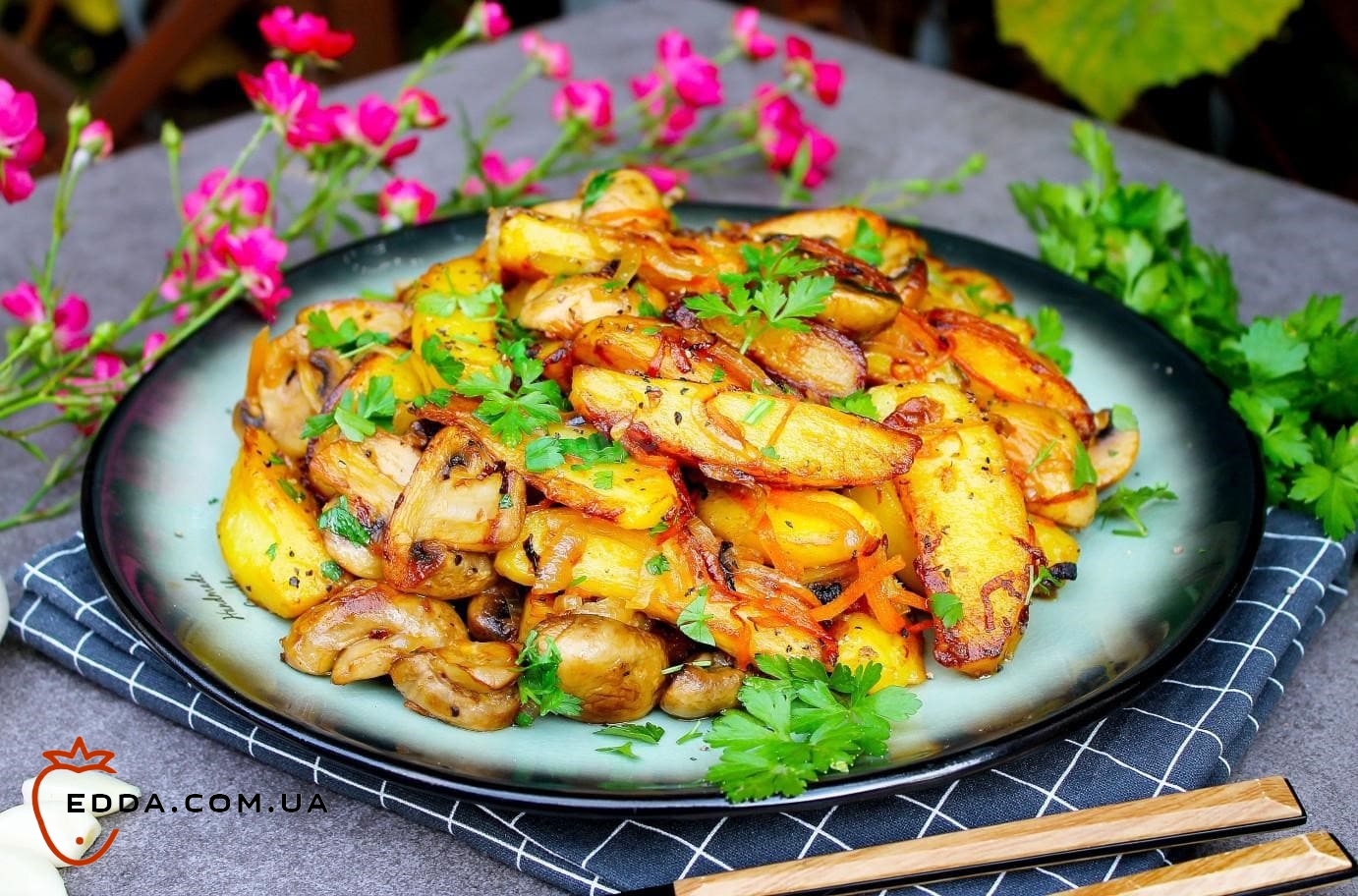 Картопля з грибами в казані на вогнищі