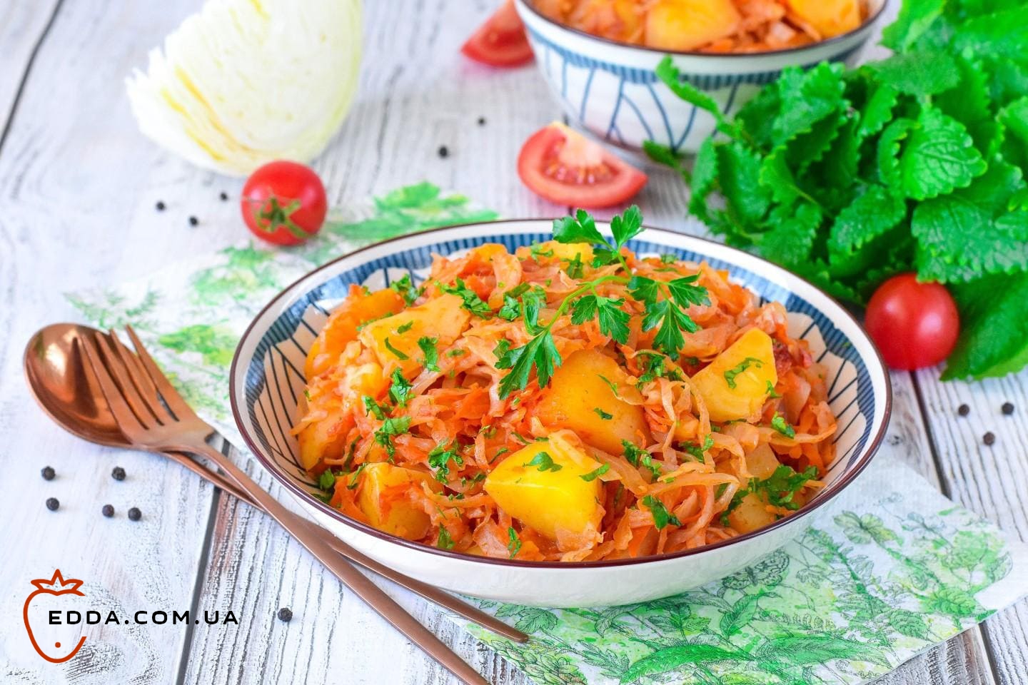 Тушкована капуста з картоплею в казані