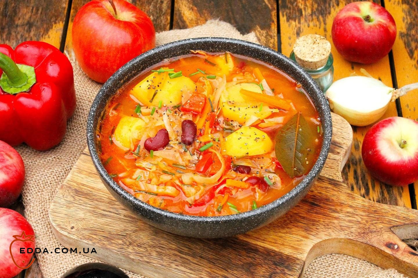 Борщ без м'яса з квасолею в казані на вогнищі