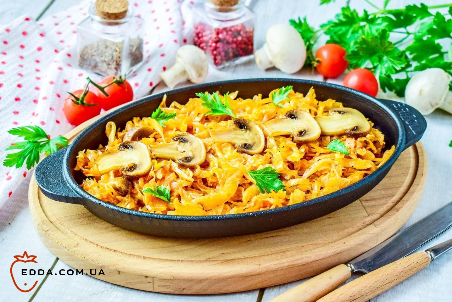 Капуста з печерицями тушкована на сковороді