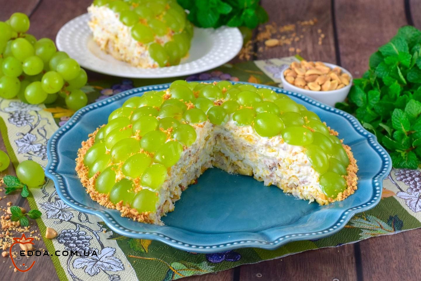 Салат з куркою виноградом, сиром і горіхами