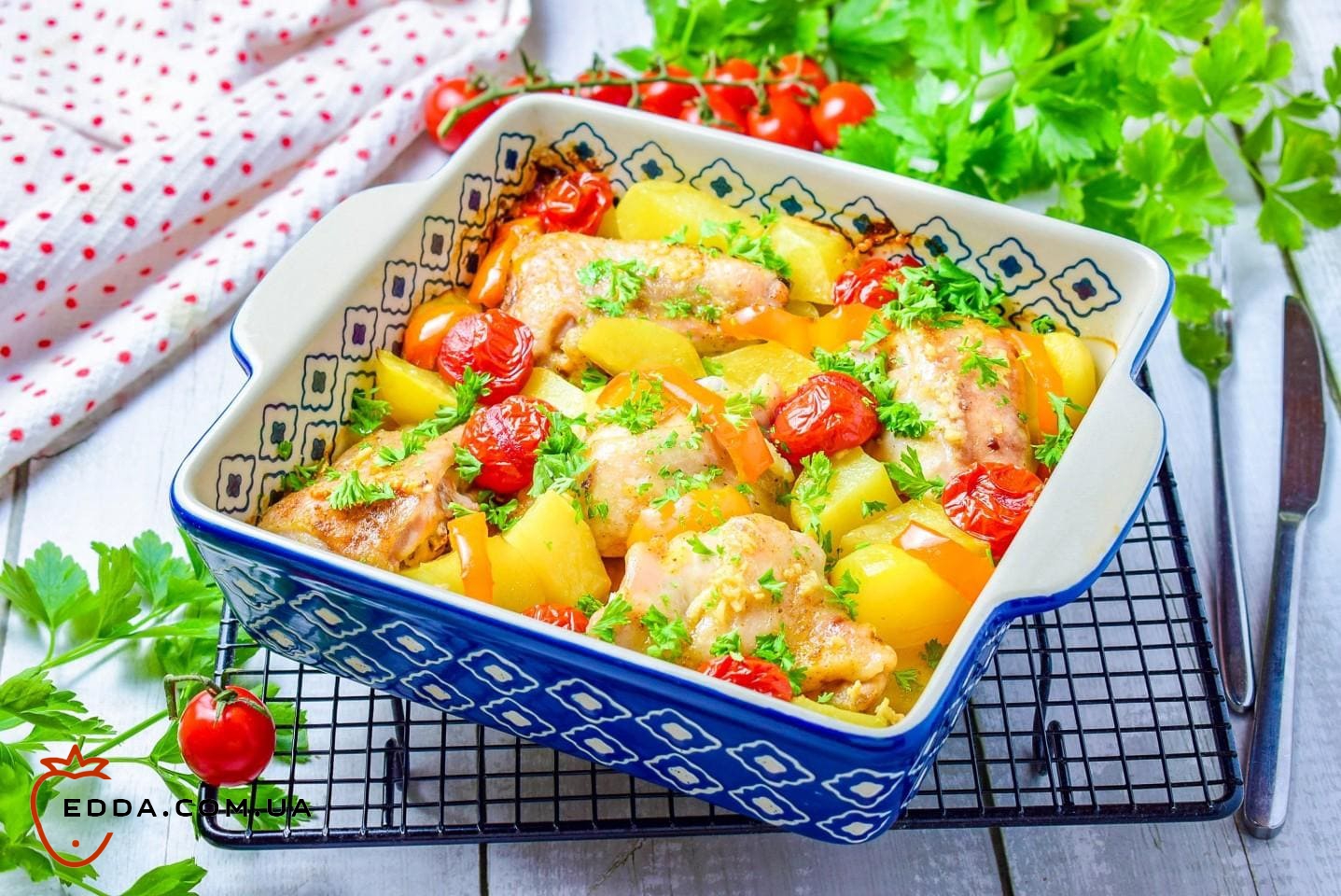 Курка з помідорами в духовці