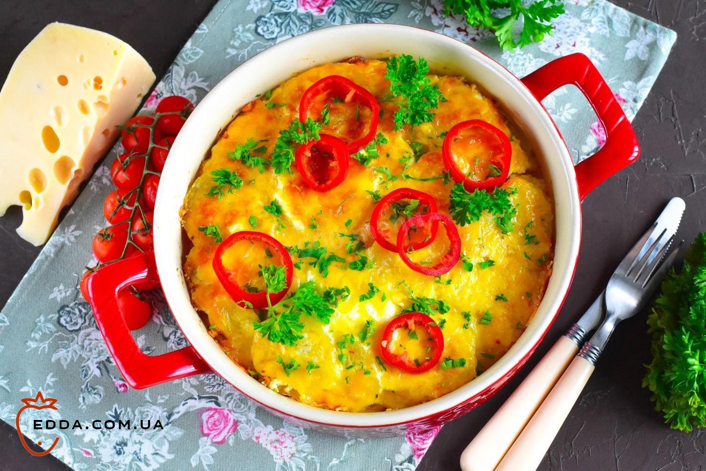 Картопля в сметані з сиром у духовці