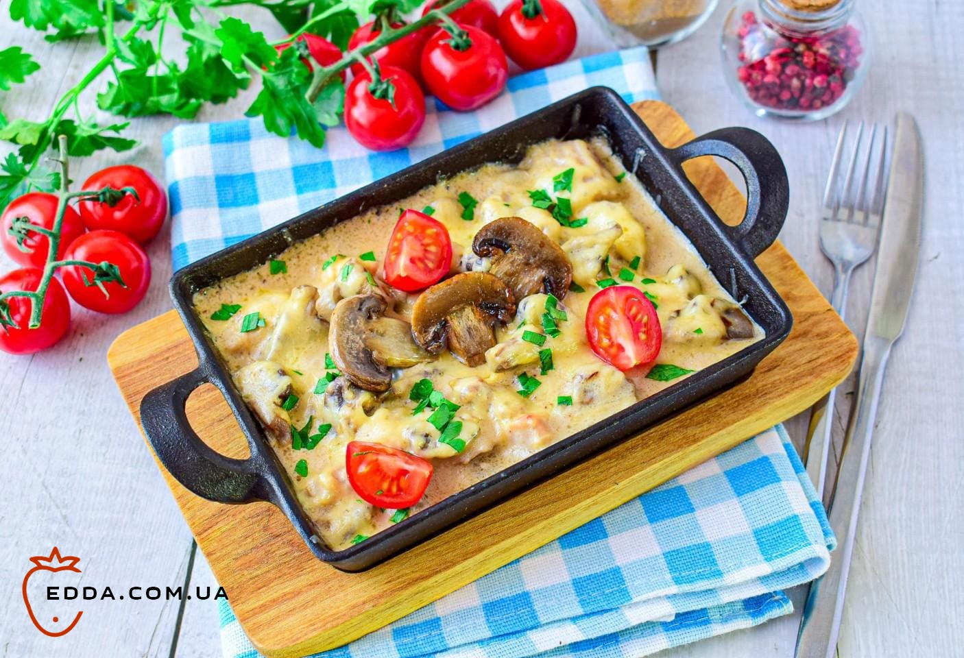 Жульєн з куркою на сковороді зі сметаною