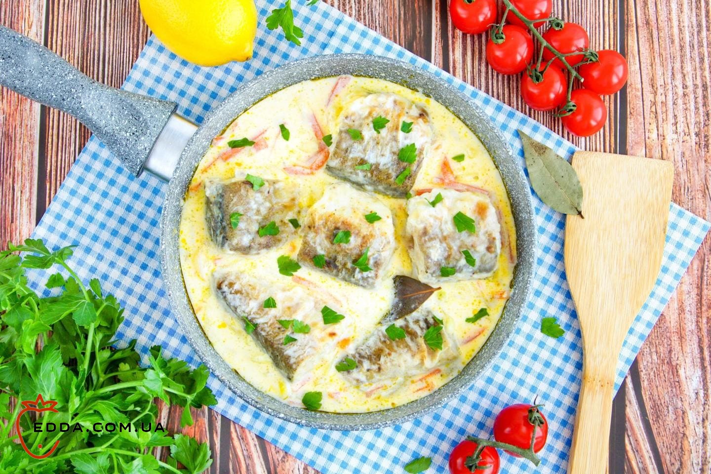 Хек у сметані з цибулею на сковороді