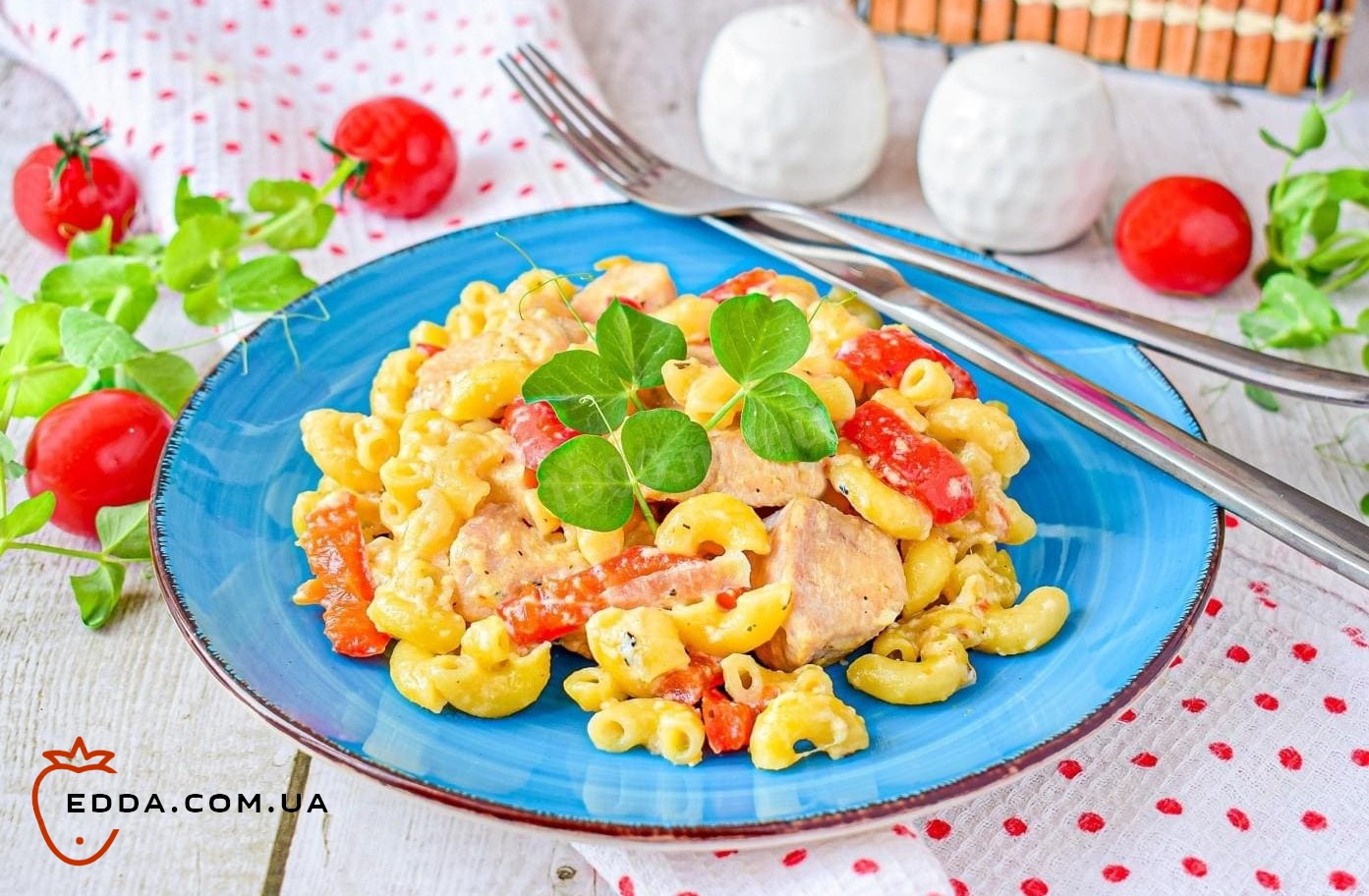 Макарони з куркою та сиром