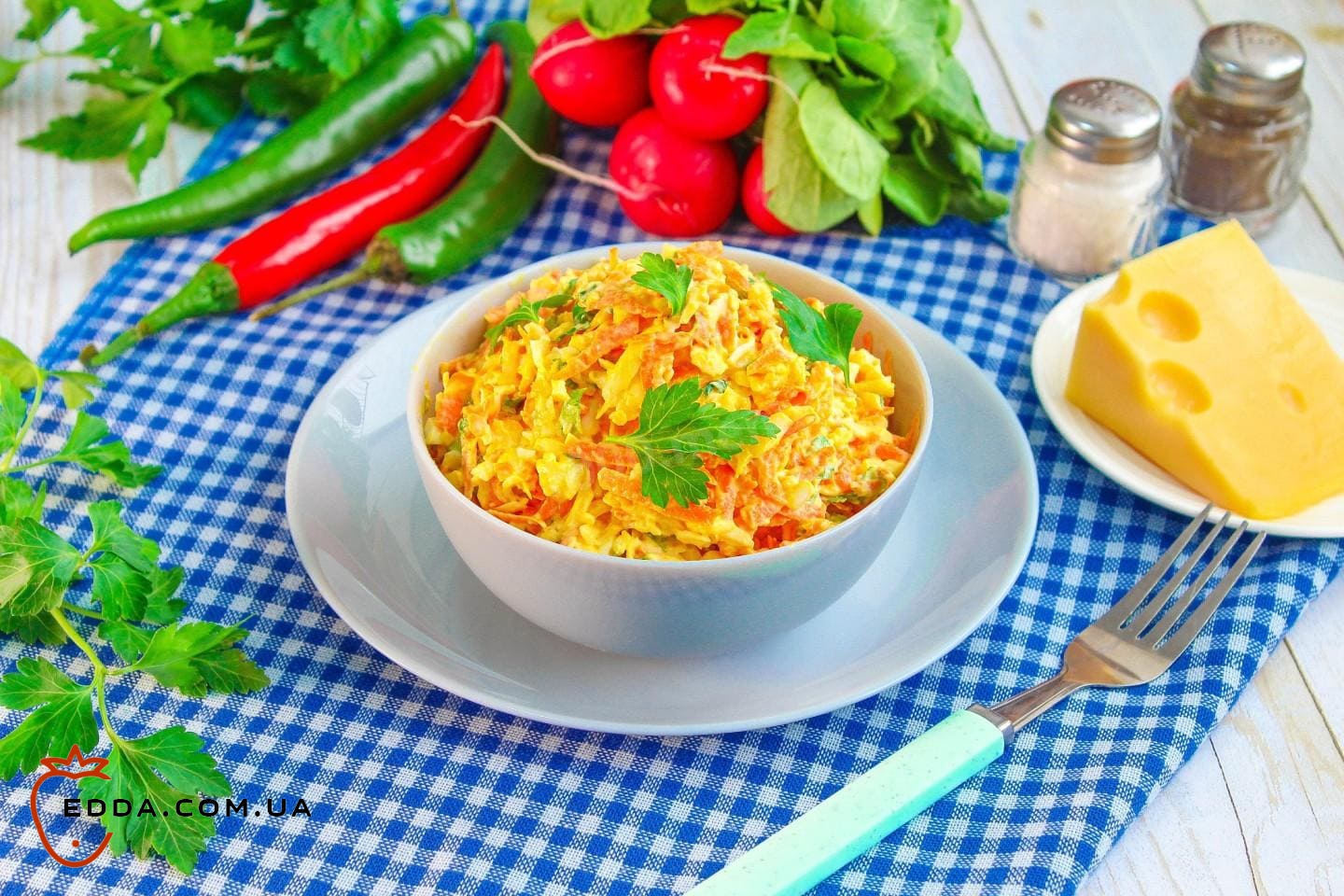 Салат з морквою, сиром, яйцем і часником