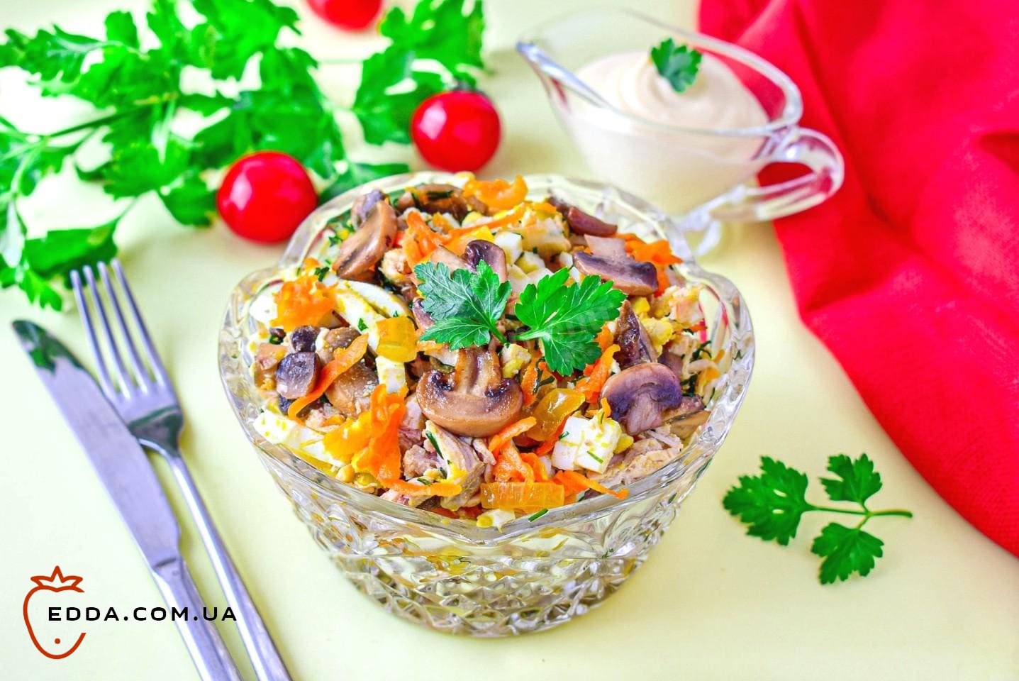 Салат з куркою та смаженими грибами з цибулею