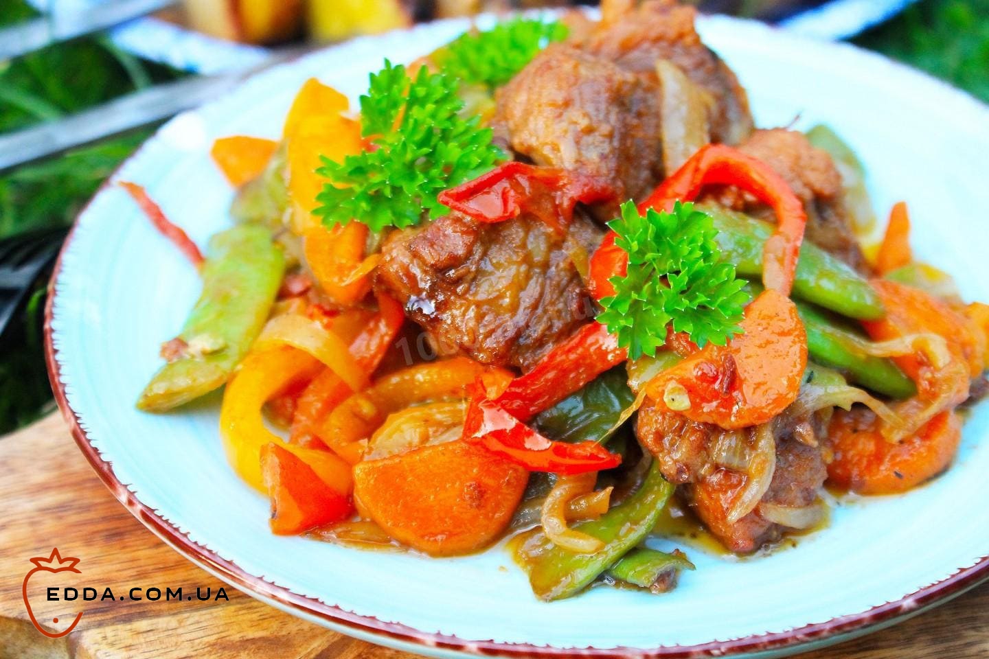 Тушкована свинина в казані з овочами