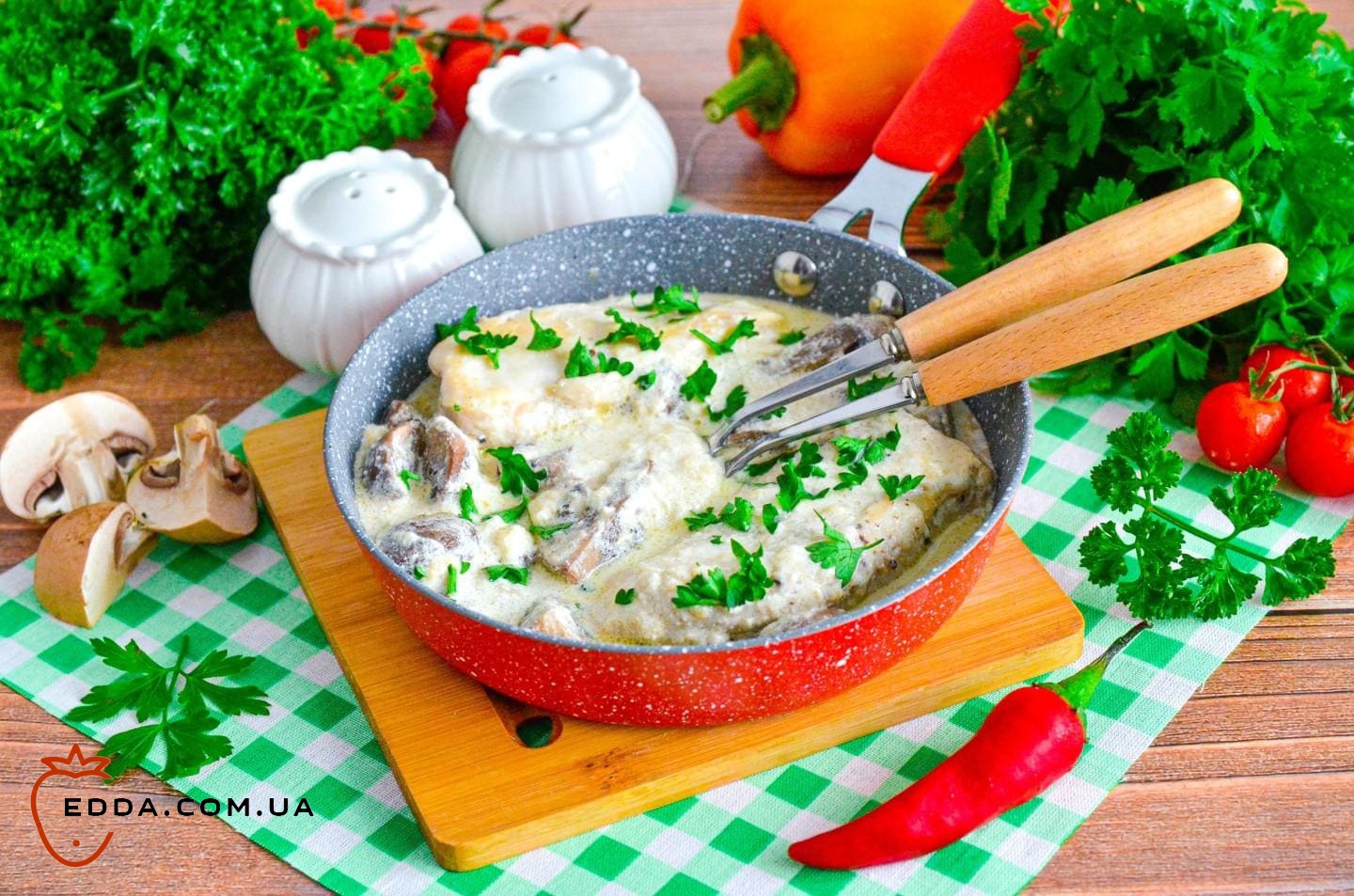 Курячі грудки у вершках на сковороді