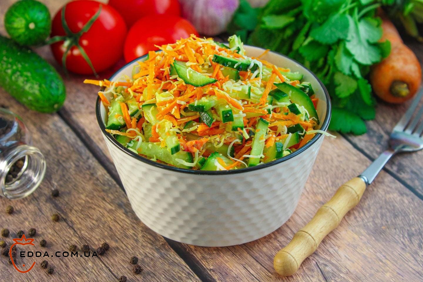 Салат із морквою сиром та огірком