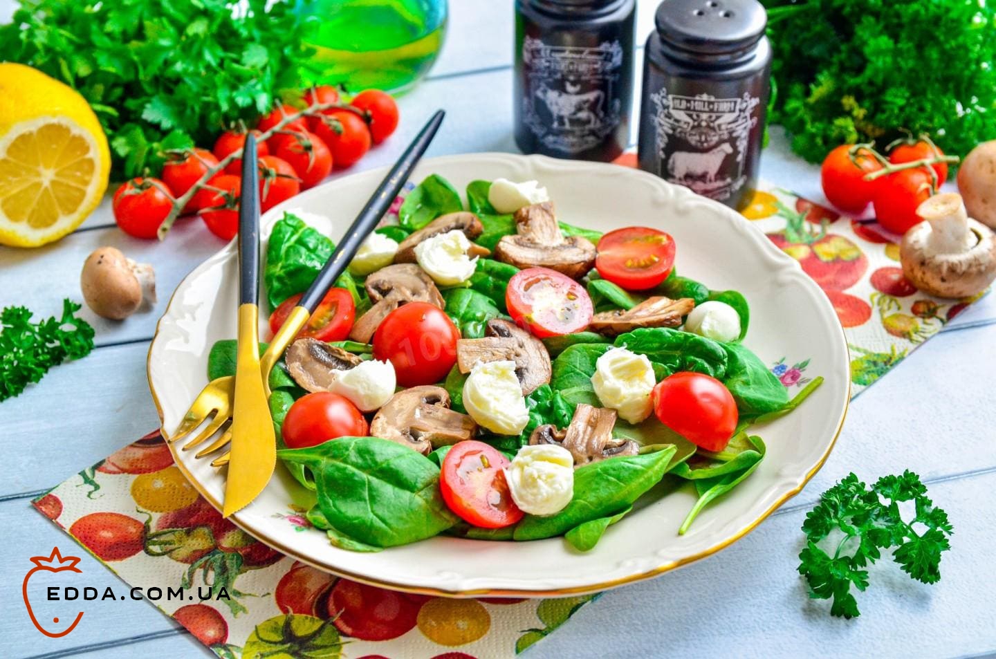 Салат з грибами помідорами та сиром