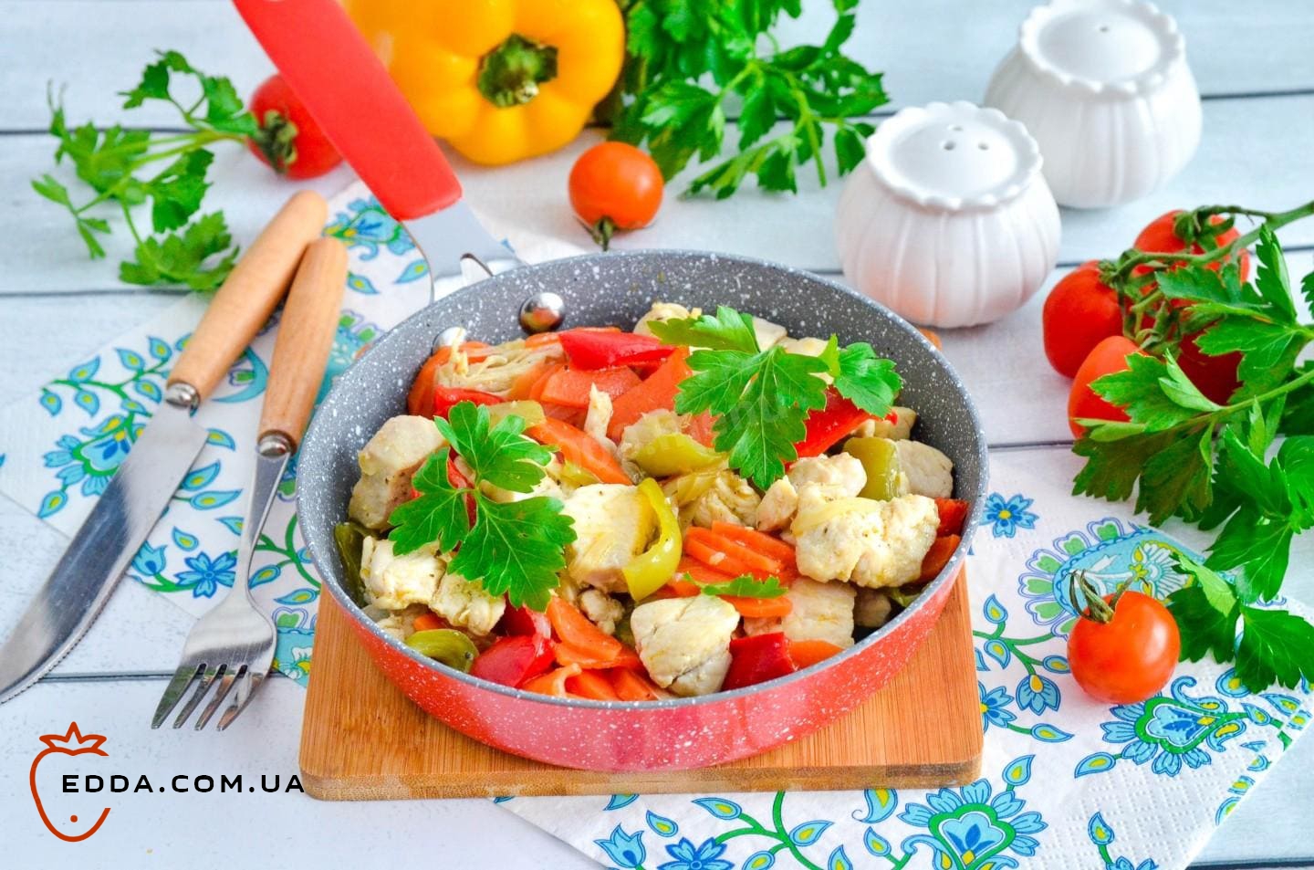 Курка тушкована на сковороді з морквою та цибулею