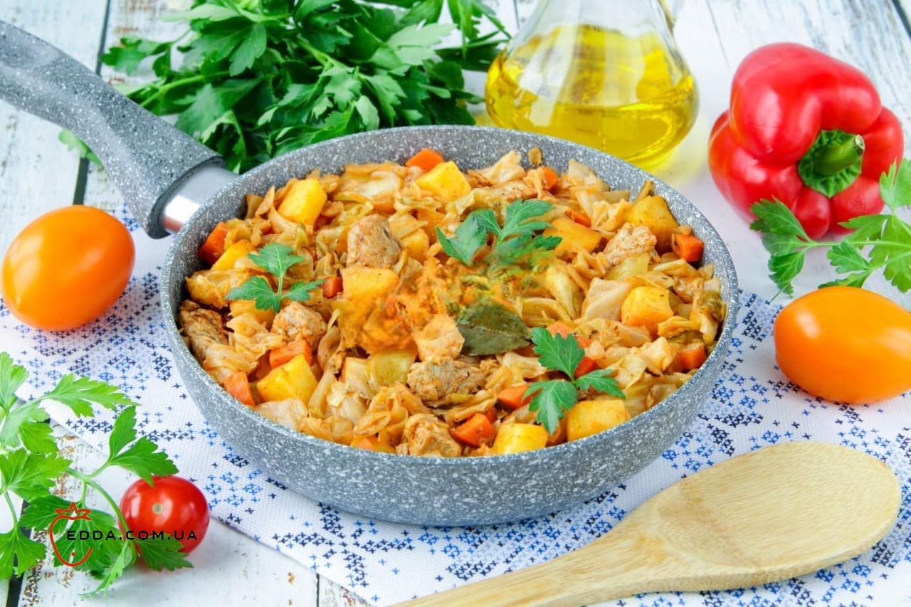 М'ясо з капустою та картоплею на сковороді
