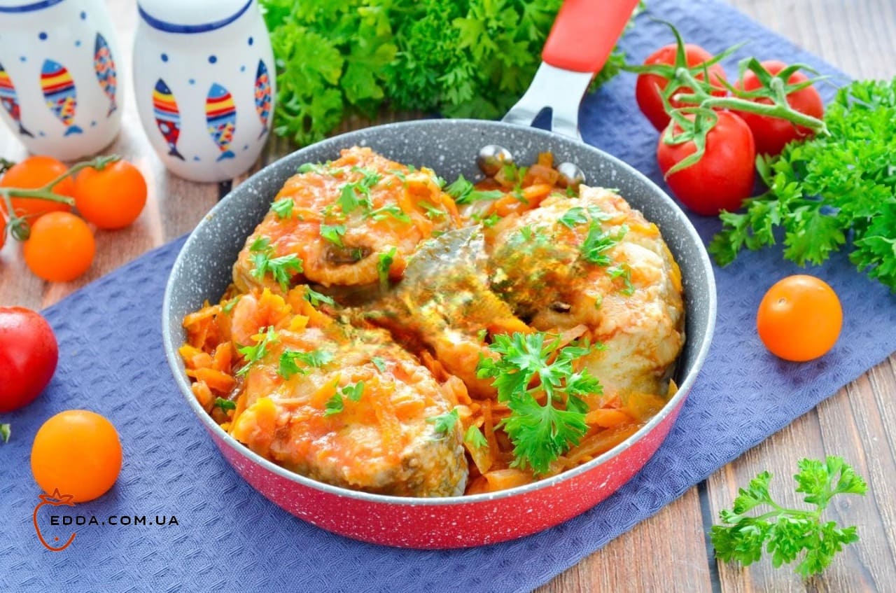 Риба з морквою та цибулею на сковороді