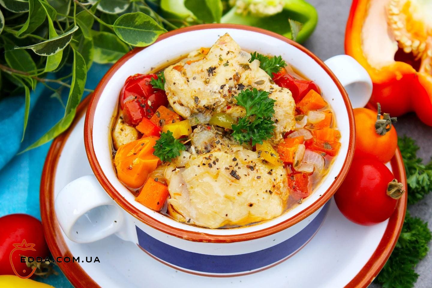 Тушкована курка з овочами в мультиварці