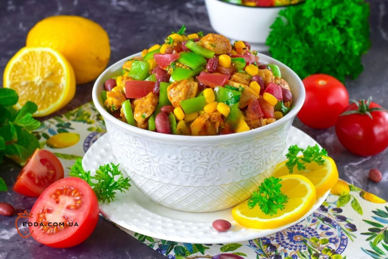 Салат із куркою квасолею та кукурудзою