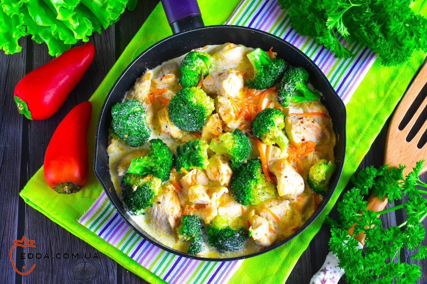 Курка з броколі у вершковому соусі на сковороді