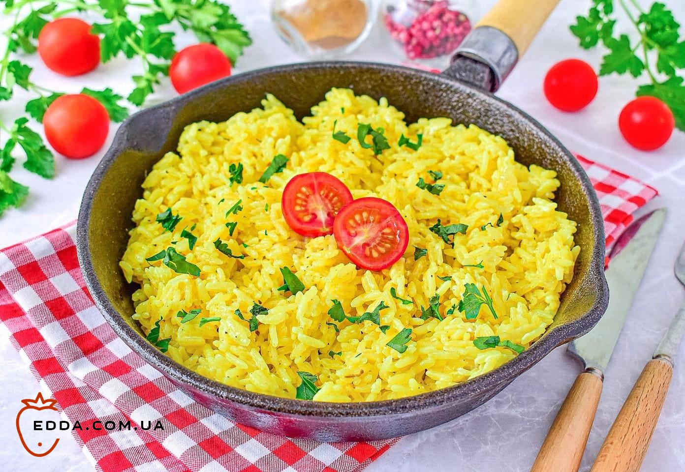 Рис у сметанному соусі на сковороді