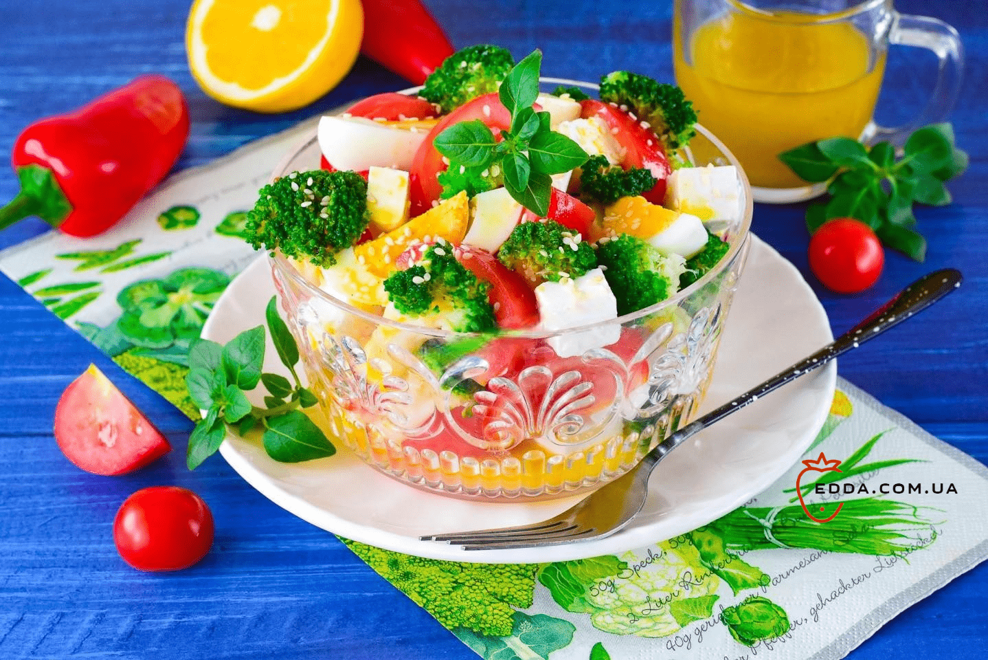 Салат броколі з помідорами сиром і яйцем