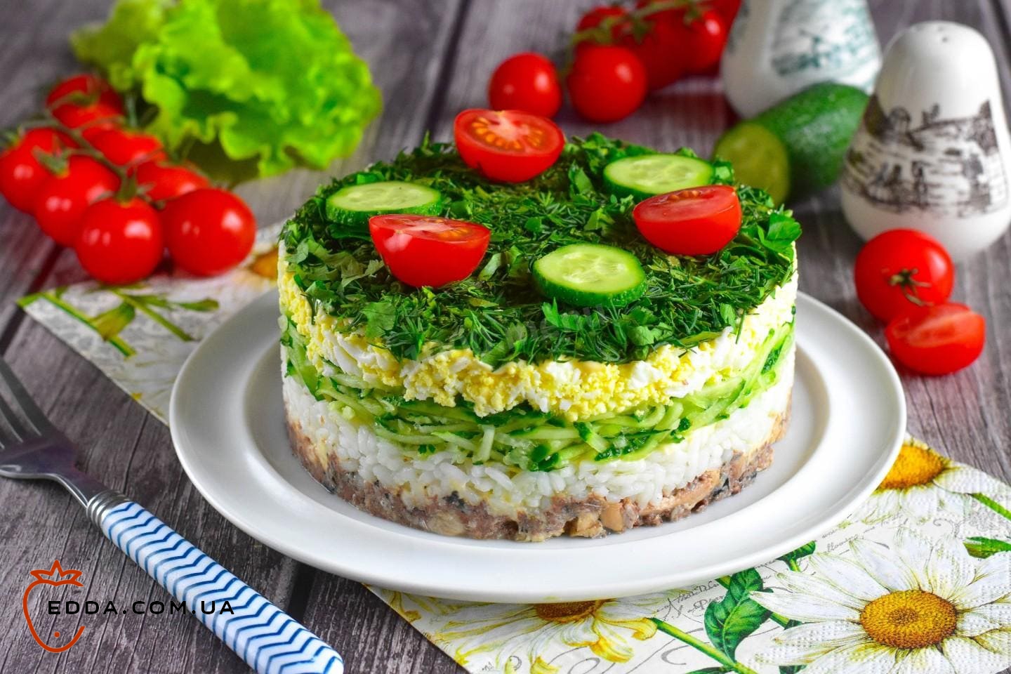 Салат з рибної консерви з рисом і яйцем