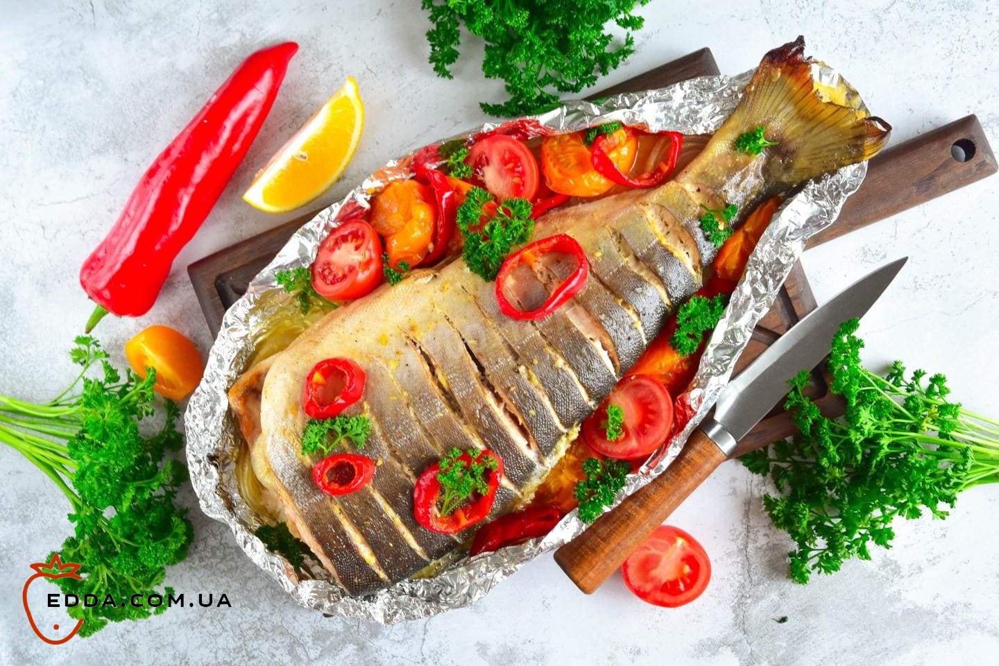 Горбуша в духовці соковита і м'яка у фользі цілком