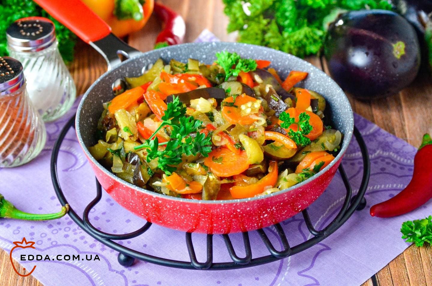 Баклажани, смажені з болгарським перцем і часником